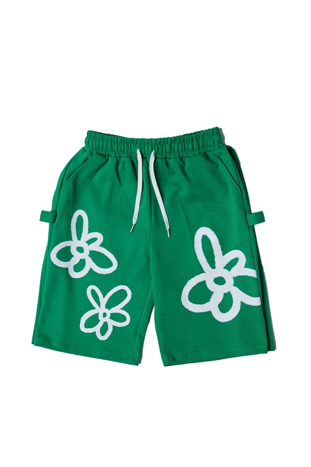 산뜻한 플라워 패턴이 돋보이는 여성용 반바지입니다. 면과 폴리에스테르 혼방 소재로 제작되어 편안한 착용감을 선사하며, 봄, 여름 시즌 데일리룩에 활용하기 좋습니다. 슬림핏 디자인에 사이드 스냅 디테일이 더해져 캐주얼하면서도 세련된 스타일을 연출합니다.
