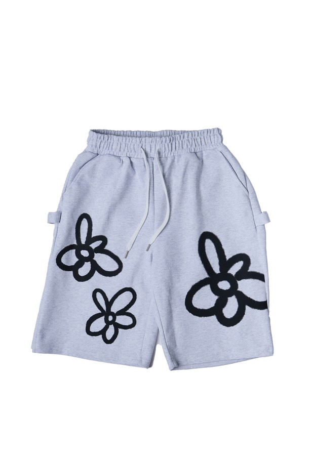 시원한 여름을 위한 플라워 패턴의 캐주얼 반바지입니다. 면과 폴리에스테르 혼방 소재로 제작되어 편안한 착용감을 선사하며, 밝은 Light Gray 컬러가 시원한 느낌을 더합니다. 사이드 스냅 디테일이 돋보이는 디자인으로, 일상복으로 활용하기 좋습니다.
