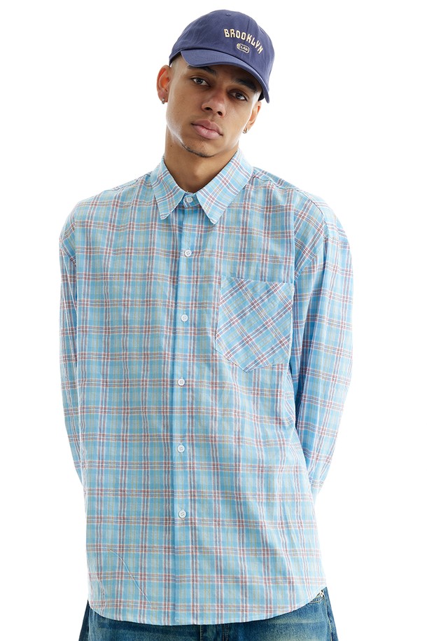 씨알에스디엘 빈티지 타탄 오버핏 플란넬 셔츠는 스카이블루와 옐로우 컬러의 체크 패턴이 돋보이는 남성용 셔츠입니다. 면 소재로 제작되어 부드러운 촉감을 제공하며, 얇은 두께감으로 여름철에도 시원하게 착용할 수 있습니다. 넉넉한 오버핏에 긴 소매 기장으로 캐주얼하면서도 빈티지한 스타일을 연출하며, 스탠다드 카라 디자인으로 깔끔함을 더했습니다. 동네 마실룩이나 여행룩에 적합하며, 내외 착용이 가능하고 소매단과 밑단의 부드러운 마감, 내구성 있는 스티치, 칼라 변형을 최소화한 스티치 디테일로 완성도를 높였습니다.
