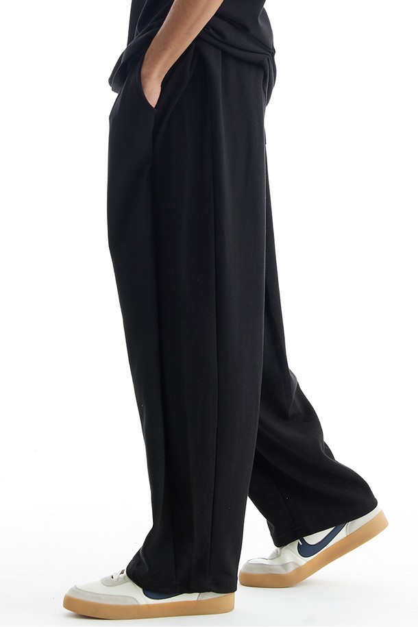 씨알에스디엘 미니멀 와이드 트레이닝 에센셜 사이드 절개 버뮤다 팬츠는 미니멀하고 스포티한 스타일을 추구하는 분들을 위한 바지입니다. 부드러운 폴리에스테르 소재로 제작되어 편안한 착용감을 제공하며, 얇은 두께감으로 사계절 내내 활용 가능합니다. 루즈핏 와이드 실루엣에 밴딩 처리로 활동성을 높였으며, 사이드 절개 디테일로 포인트를 더했습니다. 일상복, 피트니스룩, 산책룩 등 다양한 TPO에 맞춰 활용할 수 있는 실용적인 아이템입니다.
