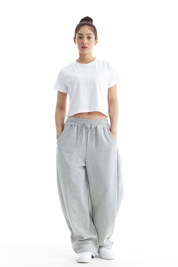 씨알에스디엘 미니멀 와이드 트레이닝 에센셜 사이드 절개 버뮤다 팬츠는 남녀 공용으로, 일상 및 가벼운 운동 시 편안하게 착용할 수 있는 반바지입니다. 블랙과 그레이 두 가지 색상으로 출시되었으며, 부드러운 면과 폴리에스테르 혼방 소재를 사용하여 흡습성과 신축성이 뛰어납니다. 와이드 핏에 사이드 절개 디테일을 더해 미니멀하면서도 스포티한 무드를 연출합니다. 허리 밴드 꼬임 방지 설계를 적용했으며, 뒷주머니와 밑단 깔끔한 마감, 사이드 버튼 디테일을 더해 실용성을 높였습니다. 컴포트 핏으로 제작되어 편안한 착용감을 선사합니다.
