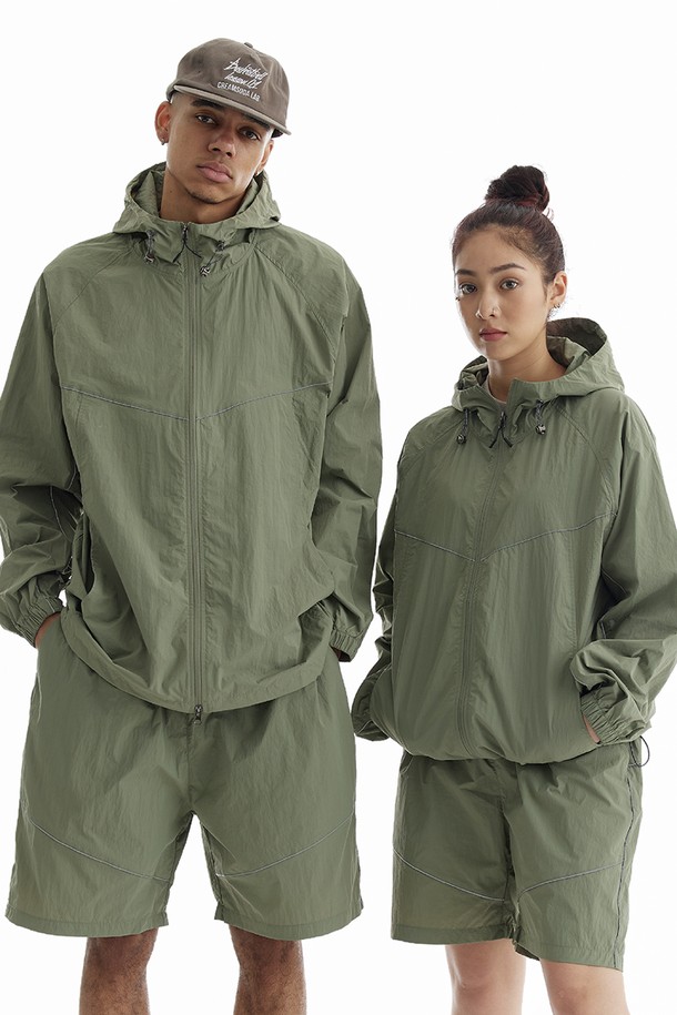 씨알에스디엘 테크 윈드브레이크 런닝 셋업은 러닝과 일상에서 모두 활용 가능한 공용 윈드브레이커입니다. 카키와 올리브 두 가지 색상으로 출시되었으며, 봄, 여름 시즌에 적합한 얇고 부드러운 나일론 소재로 제작되었습니다. 레귤러핏에 집업 스타일로 편안한 착용감을 제공하며, 방풍 기능과 경량성을 갖춰 활동성을 높였습니다. 스포티한 무드의 무지 디자인으로, 러닝룩이나 봄 소풍룩 등 다양한 스타일을 연출할 수 있습니다. 세트 상품으로 구성되어 실용성을 더했습니다.
