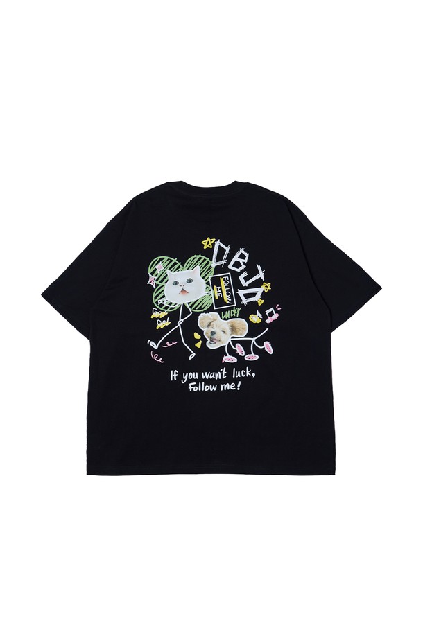 캣츠앤도그 반팔 티셔츠는 봄, 여름 시즌 일상복으로 활용하기 좋은 공용 의류입니다. 블랙과 화이트 두 가지 색상으로 제공되며, 캐주얼 스타일에 레귤러핏으로 편안하게 착용 가능합니다. 면 소재로 제작되어 부드러운 촉감을 선사하며, "If you want luck, follow me!" 텍스트 프린팅이 유니크한 포인트를 더합니다.
