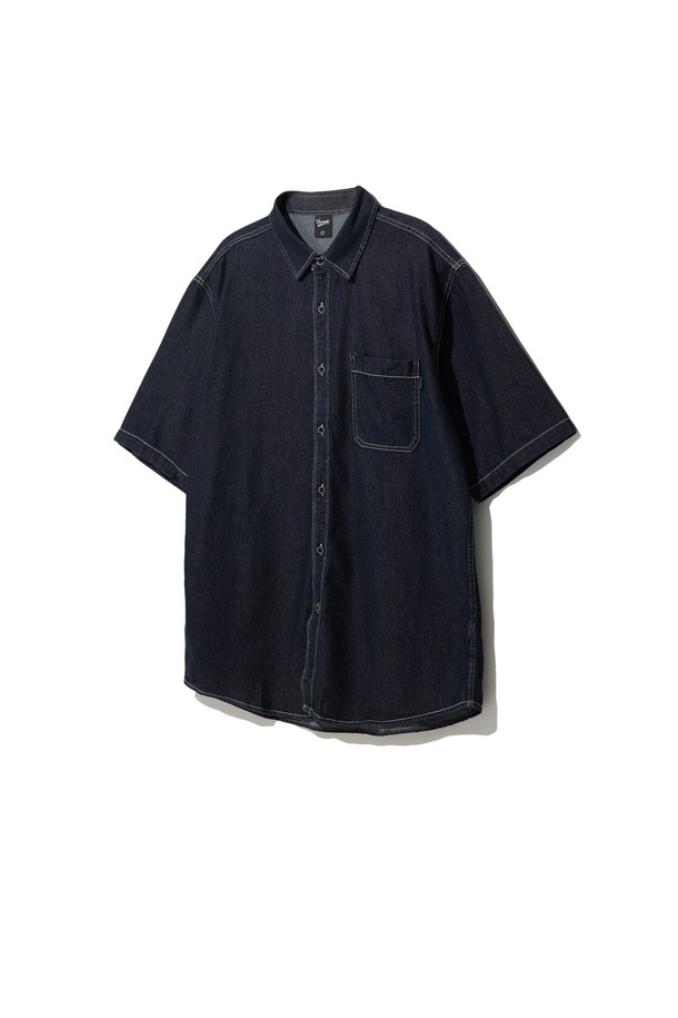 씨알에스디엘 에어로 에센셜 워싱 데님 반팔셔츠는 남녀 모두 착용 가능한 캐주얼 베이직 스타일의 데님 셔츠입니다. 부드러운 코튼과 폴리에스테르 혼방 소재로 제작되었으며, 여름철 얇게 착용하기 좋습니다. 블랙과 그레이 두 가지 색상으로 출시되었으며, 레귤러핏에 스탠다드 카라, 앞가슴 포켓, 고급스러운 디자인의 단추, 깔끔한 봉제 마감으로 완성도를 높였습니다.
