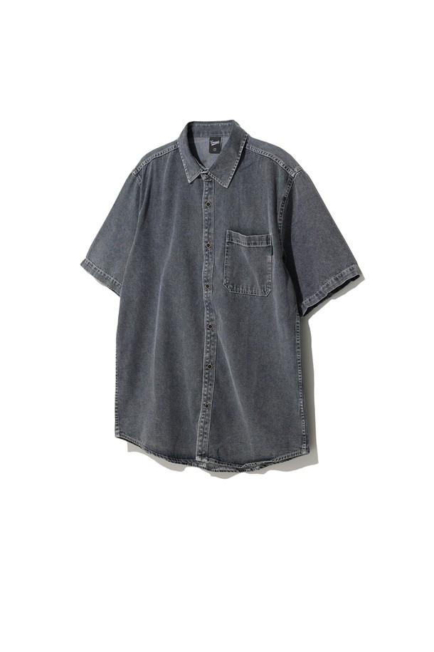 씨알에스디엘 에어로 에센셜 워싱 데님 반팔셔츠는 남녀 모두 착용 가능한 베이직하고 캐주얼한 스타일의 데님 반팔 셔츠입니다. 부드러운 면과 폴리에스테르 혼방 소재로 제작되어 얇고 가벼운 착용감을 선사하며, 블랙과 그레이 두 가지 컬러로 만나볼 수 있습니다. 스탠다드 카라, 레귤러핏, 앞가슴 포켓, 고급스러운 단추, 포인트 라벨 디테일이 특징이며, 이너 또는 아우터로 활용 가능하여 여름철 다양한 스타일 연출에 용이합니다.
