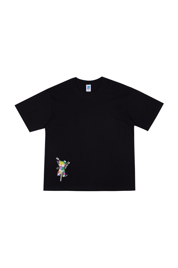 지퍼베어 캐릭터 프린팅이 돋보이는 반팔 티셔츠입니다. 면 소재의 라운드넥 레귤러핏 디자인으로, 봄, 여름 시즌 일상에서 편안하게 착용하기 좋습니다. 블랙과 화이트 두 가지 색상으로 제공되며, 얇은 두께감으로 시원하게 입을 수 있습니다.
