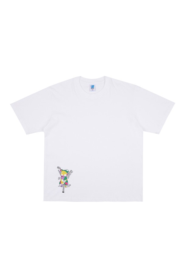 부드러운 면 소재의 지퍼베어 반팔 티셔츠입니다. 봄, 여름에 어울리는 얇은 두께와 레귤러핏으로 편안하게 착용할 수 있으며, 캐주얼한 스타일을 연출합니다. 블랙, 화이트 두 가지 색상으로 출시되었으며, 귀여운 지퍼베어 캐릭터 프린팅이 특징입니다.
