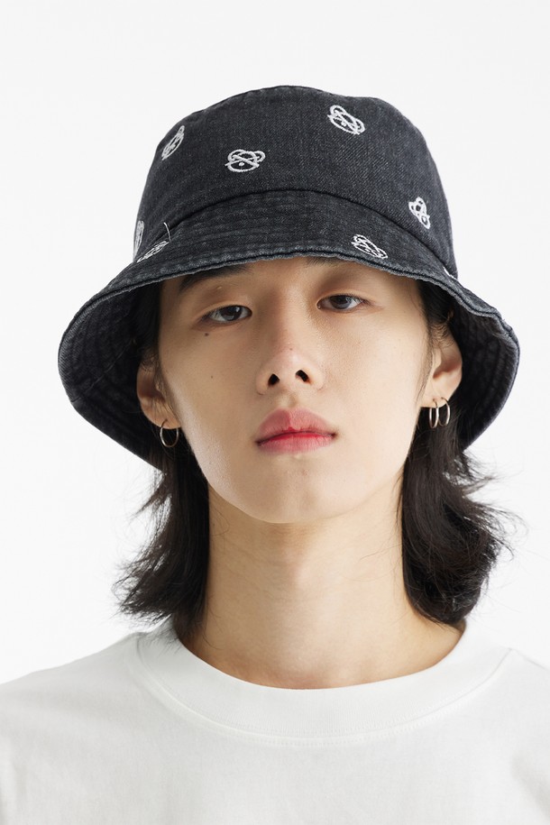 베어 페이스 버킷햇은 남녀 모두 착용 가능한 면 소재의 모자입니다. 봄, 여름에 착용하기 좋으며, 블랙과 블루 두 가지 색상으로 제공됩니다. 로고 자수 장식이 돋보이며, 사이즈 조절이 가능하여 편안하게 착용할 수 있습니다.
