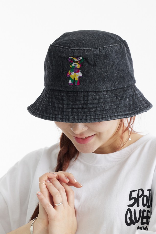 곰돌이 자수 버킷햇은 면 소재로 제작되어 부드러운 촉감을 제공하며, 봄, 여름 시즌에 착용하기 좋습니다. 블랙과 블루 두 가지 색상으로 출시되어 다양한 스타일에 매치하기 좋으며, 곰돌이 자수 디자인으로 귀여움을 더했습니다. 남녀 공용으로 착용 가능하며, 일상생활에서 편안하게 스타일을 연출할 수 있습니다.

