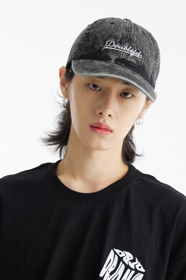 부드러운 면 소재에 워싱 디테일을 더해 빈티지한 멋을 살린 워싱 데님 볼캡입니다. 블랙과 블루, 두 가지 색상으로 출시되어 어떤 스타일에도 잘 어울리며, 봄, 여름, 가을, 계절에 구애받지 않고 착용하기 좋습니다. 모자 깊이 10cm, 일반 챙 넓이로 제작되어 편안한 착용감을 선사하며 데일리룩에 포인트를 더해줍니다.
