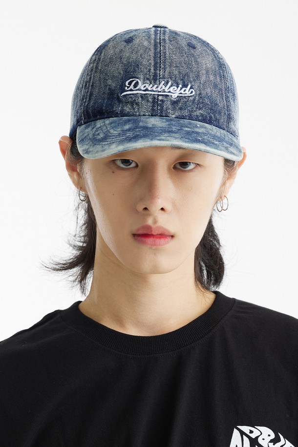 워싱 데님 볼캡은 블랙과 블루 두 가지 색상으로, 일상에서 편안하게 착용하기 좋은 모자입니다. 부드러운 면 소재에 워싱 가공을 더해 자연스러운 멋을 살렸으며, 10cm 깊이의 모자와 워싱 패턴이 특징입니다. 사이즈 조절이 가능하여 누구나 편안하게 착용할 수 있고, 밋밋함을 덜어줄 로고 디자인이 돋보입니다.
