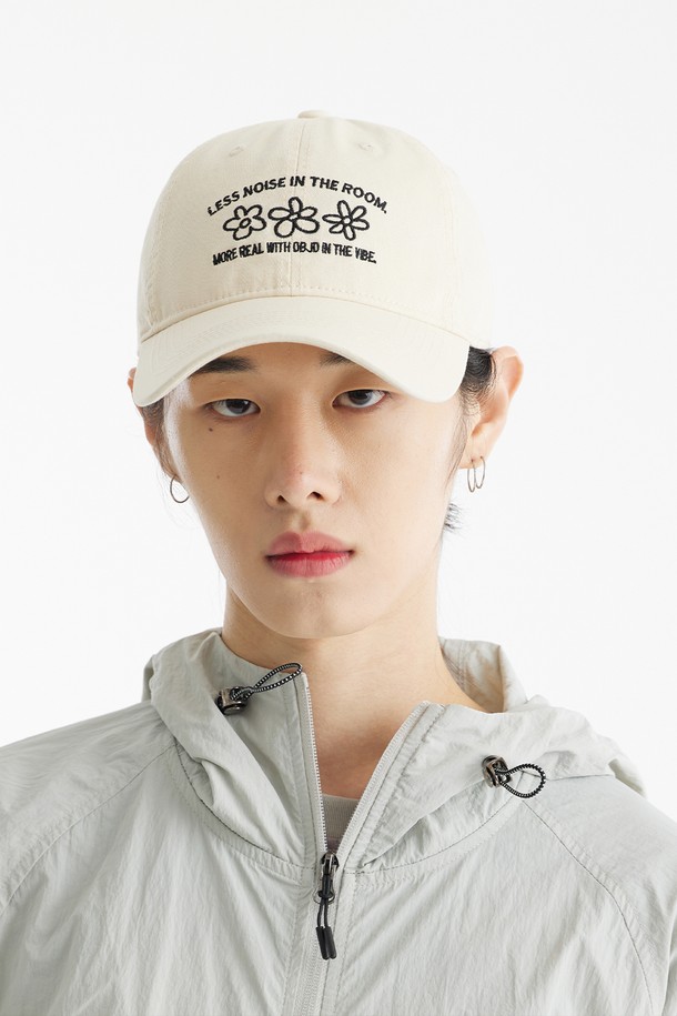 트리플 플라워 볼캡은 면 소재로 제작되어 편안한 착용감을 선사하며, 봄, 여름, 가을 계절에 착용하기 좋습니다. 블랙, 크림, 그린 세 가지 색상으로 출시되어 다양한 스타일을 연출할 수 있으며, 플라워 패턴과 트리플 플라워 디자인 장식이 돋보입니다. 사이즈 조절이 가능하여 누구나 편안하게 착용할 수 있는 데일리 볼캡입니다.
