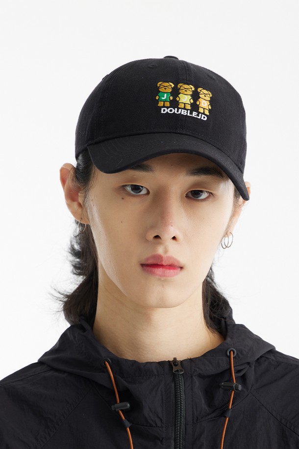 트리플 베어 볼캡은 부드러운 면 소재로 제작되어 편안한 착용감을 선사합니다. 블랙, 블루, 레드 세 가지 색상으로 제공되며, 봄, 여름, 가을 모든 계절에 착용하기 좋습니다. 귀여운 캐릭터 자수와 로고 디자인이 특징이며, 사이즈 조절이 가능하여 누구나 편안하게 착용할 수 있습니다.
