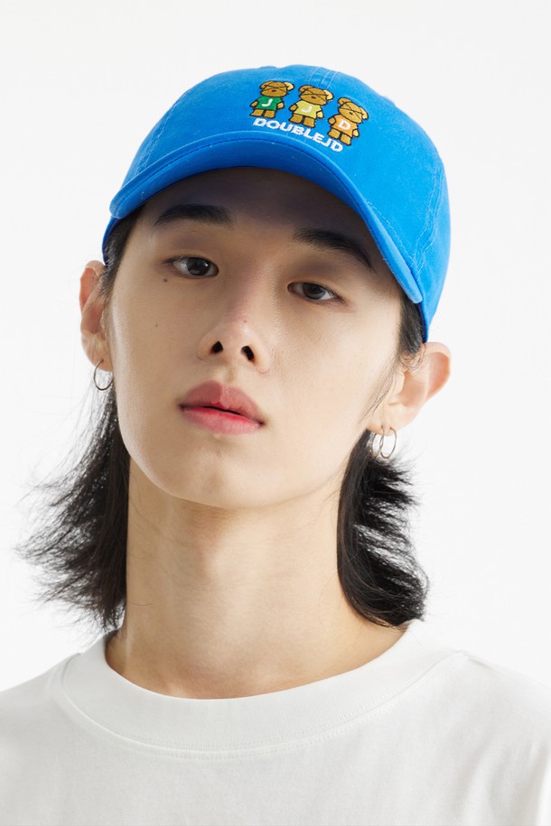 트리플 베어 볼캡은 블랙, 블루, 레드 세 가지 색상으로 출시되어 개성 있는 스타일을 연출합니다. 면 소재로 제작되어 봄, 여름, 가을철에 쾌적하게 착용 가능하며, 귀여운 캐릭터 자수 패턴이 돋보입니다. 사이즈 조절이 용이하여 누구나 편안하게 착용할 수 있는 데일리 볼캡입니다.
