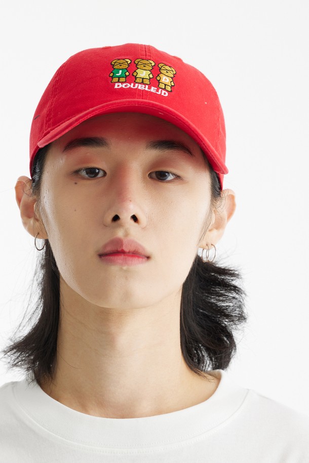 트리플 베어 볼캡은 면 소재로 제작되어 부드러운 촉감과 편안한 착용감을 제공하며, 일상생활에서 활용하기 좋습니다. 블랙, 블루, 레드 세 가지 색상으로 출시되었으며, 귀여운 캐릭터 자수 디자인이 특징입니다. 봄, 여름, 가을 계절에 착용하기 적합하며, 프리사이즈로 누구나 편안하게 착용할 수 있습니다.
