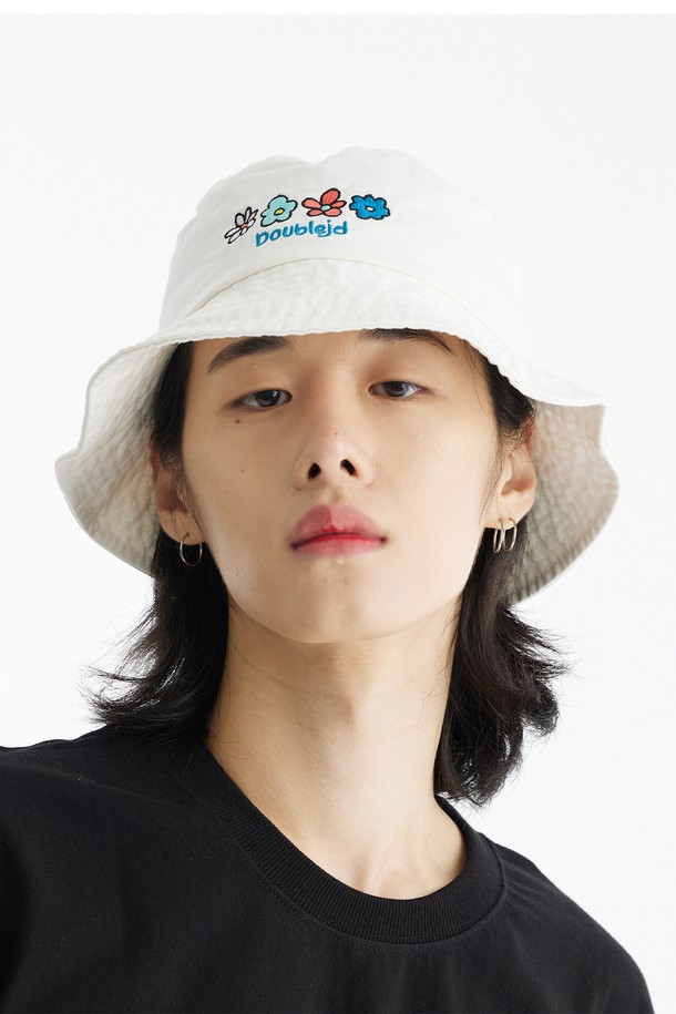 **꽃송이 버킷햇**

면 소재로 제작되어 봄, 여름 시즌에 착용하기 좋은 공용 버킷햇입니다. 블랙과 화이트 두 가지 색상으로 출시되었으며, 데일리룩에 편안하게 매치할 수 있는 무지 디자인에 로고 장식이 더해졌습니다. 모자 깊이 5.5cm의 프리사이즈로 제작되었습니다.
