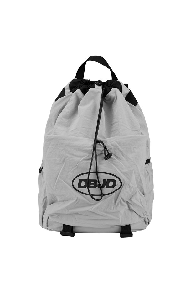 남성용 우븐 드로우 백입니다. 폴리에스테르 소재의 미디엄 사이즈 원통형 가방으로, 블랙과 그레이 두 가지 색상으로 제공됩니다. 무지 패턴에 손잡이와 조임 끈 잠금 방식, 캐주얼한 디자인이 특징이며 드로우스트링 클로저로 간편하게 물건을 보관할 수 있습니다.
