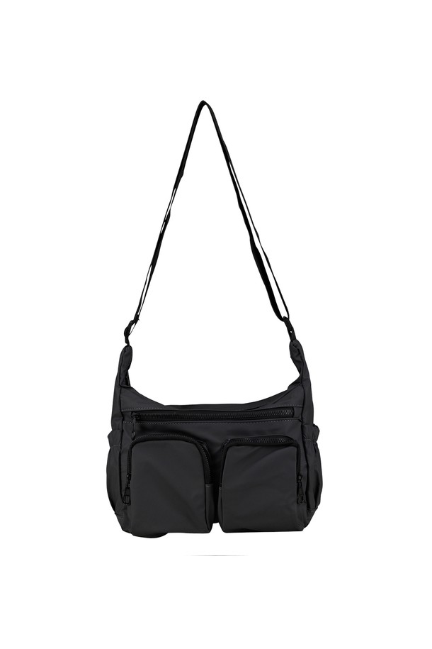 세련된 디자인의 남성용 투포켓 크로스백입니다. 나일론과 폴리에스테르 소재로 제작되어 튼튼하며, 블랙과 다크그레이 두 가지 색상으로 제공됩니다. 미디엄 사이즈, 사각형 디자인에 지퍼형 잠금 방식으로 안전하게 소지품을 보관할 수 있으며, 숄더 스트랩과 다수의 수납공간으로 실용성을 높여 일상생활에서 편리하게 사용할 수 있습니다.
