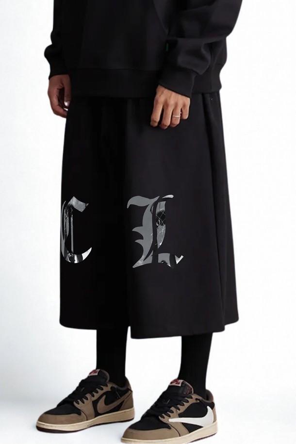 씨알에스디엘 바스켓볼 스트릿 서터파이드 버뮤다 자이언트 9부 숏팬츠는 남성용 오버핏 스타일의 숏팬츠입니다. 면과 폴리에스테르 혼방 소재로 제작되어 부드러운 촉감을 제공하며, 고탄력 밴딩과 뒷포켓으로 활동성을 높였습니다. 블랙과 그레이 두 가지 색상으로 출시되어 일상 및 스포츠 활동에 모두 적합하며, 9부 기장으로 트렌디한 스트릿 무드를 연출합니다.
