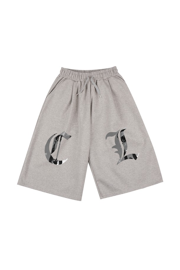 **씨알에스디엘 바스켓볼 스트릿 서터파이드 버뮤다 자이언트 9부 숏팬츠**는 남성용으로, 블랙과 그레이 두 가지 색상으로 출시되었습니다. 면과 폴리에스테르 혼방 소재로 제작되어 부드러운 촉감과 편안한 착용감을 제공하며, 오버핏 9부 기장으로 스포티하면서도 스트릿한 스타일을 연출합니다. 하이 엘라스틱 밴딩, 넉넉한 뒷주머니, 꼬임 최소화 디자인으로 활동성을 높였으며, 일상복과 스포츠 활동 모두에 적합합니다.
