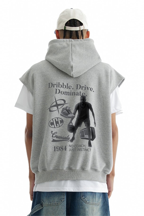 씨알에스디엘 1984 도미네이트 나시 후드티 그레이는 면과 폴리에스테르 혼방 소재로 제작되어 부드러운 촉감과 흡습 기능을 제공하며, 여름철 일상에서 편안하게 착용할 수 있습니다. 스포티하고 캐주얼한 스타일을 연출하며, 농구 테마의 텍스트 프린트와 민소매 디자인이 특징입니다. 세미 오버핏으로 제작되었으며, 넉넉한 후드 깊이와 더블 스티치 봉제 넥라인, 스트링 마감 처리로 디테일을 더했습니다.

