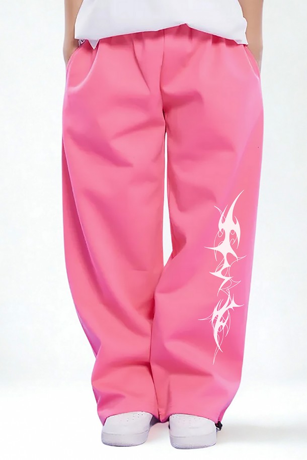 씨알에스디엘 라이트닝 허슬 와이드 밴딩팬츠는 면과 폴리에스테르 혼방 소재로 제작되어 사계절 내내 편안하게 착용할 수 있습니다. 블랙, 그레이, 블루, 그린, 핑크 등 다채로운 컬러로 출시되었으며, 캐주얼 및 스포티한 스타일을 연출하기 좋습니다. 신축성 있는 허리 밴딩과 밑단 스트링 조절 기능, 뒷주머니와 사이드 포켓 디테일로 실용성을 더한 세미 오버핏 와이드 팬츠입니다.
