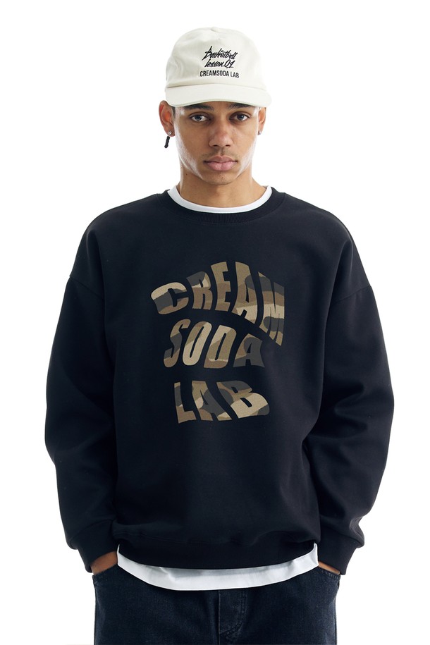 씨알에스디엘(CRS DL) 노이즈 카모 그래픽 맨투맨 (기모)은 남녀 공용으로, 가을과 겨울에 따뜻하게 입을 수 있는 맨투맨입니다. 그레이, 라이트그레이, 오트밀, 레드, 네이비, 블랙 6가지 색상으로 출시되었으며, 베이직하고 캐주얼한 스타일을 연출하기 좋습니다. 두꺼운 두께감과 부드러운 촉감의 기모 안감으로 제작되어 보온성을 높였습니다. 2NEEDLE COVER STITCH 공법, 사이드 포인트 라벨, 소매와 밑단의 리브, 덤블 워싱 및 텐터 가공 처리로 완성도를 높였으며, 세미 오버핏에 라운드넥 디자인으로 편안한 착용감을 제공합니다. 카모 패턴과 로고, 프린트 디테일이 돋보이는 겨울 데일리룩을 위한 제품입니다.
