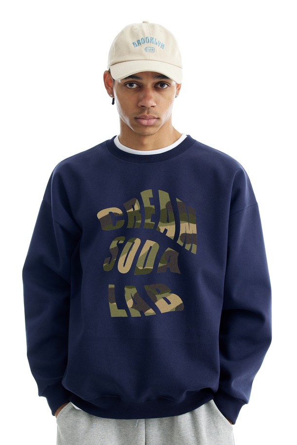 **씨알에스디엘 노이즈 카모 그래픽 맨투맨 (기모)**은 추운 계절에도 따뜻하고 스타일리시하게 연출할 수 있는 남성용 맨투맨입니다. 네이비 컬러에 카모 패턴과 로고가 포인트로 들어가 캐주얼하면서도 스트릿한 무드를 자아냅니다. 부드러운 촉감의 면 소재에 두꺼운 기모 안감으로 제작되어 보온성을 높였으며, 레귤러핏으로 편안한 착용감을 제공합니다. 일상, 집콕, 산책 등 다양한 TPO에 활용 가능하며, 미니멀, 캐주얼, 스트리트 스타일을 즐겨 입는 남성에게 추천합니다. 긴소매 라운드넥 디자인으로 어떤 하의와도 잘 어울립니다.
