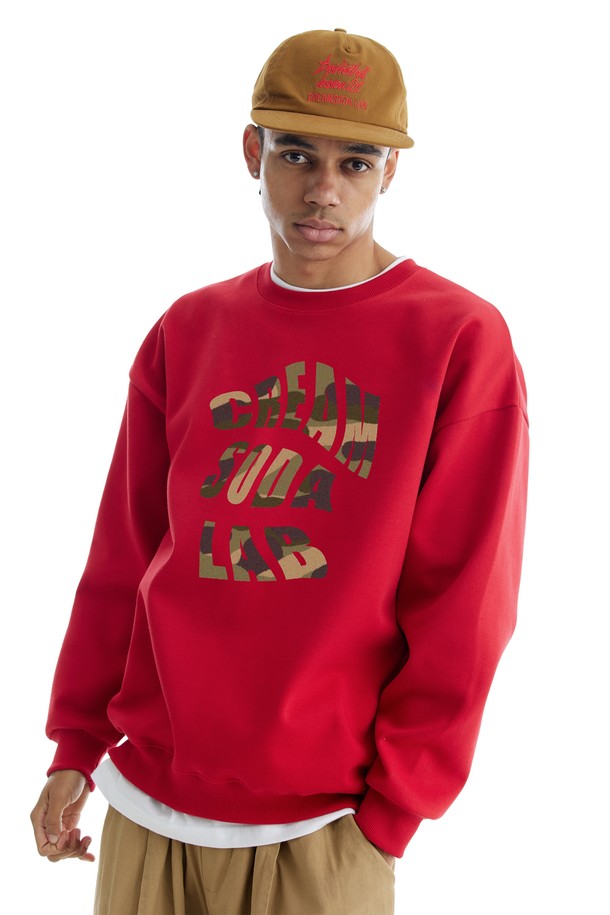 씨알에스디엘 노이즈 카모 그래픽 맨투맨(기모)은 가을, 겨울 시즌에 적합한 남녀 공용 오버핏 맨투맨입니다. 블랙, 그레이, 라이트그레이, 오트밀, 레드, 네이비 등 다양한 색상으로 만나볼 수 있으며, 캐주얼 및 스트릿 스타일을 연출하기 좋습니다. 부드러운 촉감의 면, 폴리에스테르 혼방 소재에 기모 안감을 더해 보온성을 높였습니다. 카모 패턴과 로고 디자인이 특징이며, 2바늘 커버스티치 넥라인, 립 마감 처리, 사이드 포인트 라벨, 봉제 보강으로 퀄리티를 높였습니다. 겨울 데일리룩, 집콕룩, 산책룩 등 폭넓게 활용 가능한 아이템입니다.
