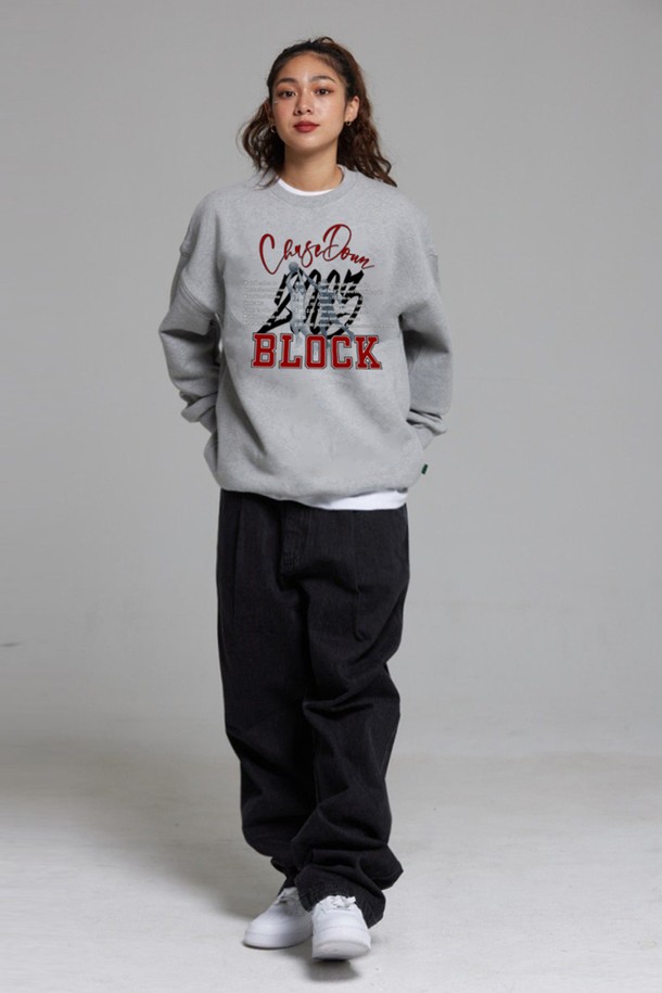 씨알에스디엘 체이스 다운 블락 맨투맨은 캐주얼, 스트릿, 미니멀 스타일을 아우르는 남녀 공용 상의입니다. 부드러운 촉감의 면과 기모 소재로 제작되어 가을, 겨울 시즌에 따뜻하게 착용할 수 있습니다. 오버핏 디자인에 라운드넥으로 편안함을 더했으며, 그레이와 블랙 두 가지 컬러로 만나볼 수 있습니다. 블락 디자인과 로고, 프린트 패턴이 돋보이며 긴 소매 기장과 두꺼운 두께감으로 포근하게 연출할 수 있습니다. 일상생활에서 스타일리시하게 활용하기 좋은 맨투맨입니다.
