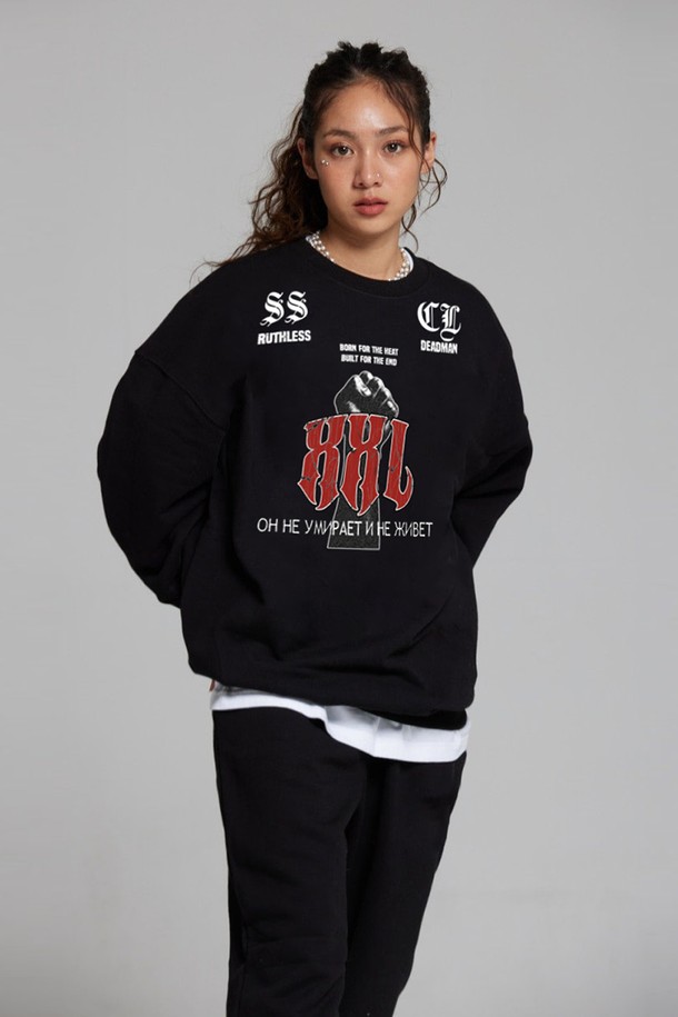 **씨알에스디엘 XXL 맨투맨 (기모 OR 논기모)**

쌀쌀한 가을, 겨울철 데일리룩을 책임질 씨알에스디엘 XXL 맨투맨입니다. 부드러운 촉감의 면, 폴리에스테르 혼방 소재로 제작되어 편안한 착용감을 선사하며, 라운드넥과 긴소매 디자인으로 어떤 스타일에도 쉽게 매치할 수 있습니다. 베이직하고 캐주얼한 무드의 무지 스타일로, 오버핏 또는 세미오버핏으로 편안하게 즐길 수 있습니다. 안감은 보온성을 높인 기모 처리되어 추운 날씨에도 따뜻하게 입을 수 있습니다. 블랙, 네이비, 레드, 그레이, 라이트그레이, 오트밀 등 다양한 컬러로 출시되어 취향에 맞게 선택 가능합니다.
