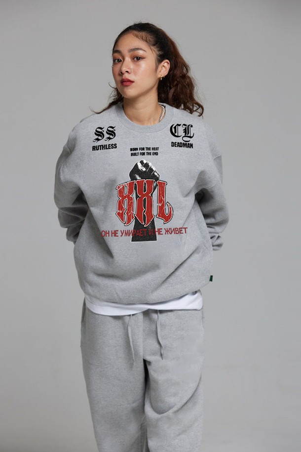 씨알에스디엘 XXL 맨투맨은 가을, 겨울 시즌에 안성맞춤인 공용 맨투맨입니다. 부드러운 촉감의 면과 폴리에스테르 혼방 소재로 제작되었으며, 오버핏 디자인과 라운드넥으로 편안한 착용감을 선사합니다. 그레이 컬러에 로고 또는 프린트 패턴으로 포인트를 주어 캐주얼, 스트릿, 미니멀 스타일을 연출하기 좋습니다. 두꺼운 두께감으로 따뜻함을 더하며, 기모/논기모 옵션 선택이 가능하여 취향에 맞게 선택할 수 있습니다. 겨울 데일리룩, 집콕룩, 산책룩 등 다양한 TPO에 활용해보세요.
