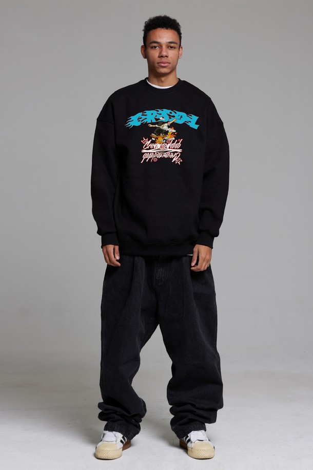 씨알에스디엘(CRSDR) 파이어 온더 보드 스케이트 맨투맨은 남성용 상의로, 가을과 겨울에 따뜻하게 입을 수 있는 두꺼운 기모 소재의 맨투맨입니다. 블랙 컬러에 스케이트보드 그래픽 프린팅이 돋보이는 스트릿, 캐주얼 스타일의 제품입니다. 오버핏과 라운드넥 디자인으로 편안한 착용감을 선사하며, 일상생활은 물론 집콕룩으로도 활용하기 좋습니다. 긴소매 기장으로 보온성을 높였으며, 부드러운 촉감이 특징입니다.
