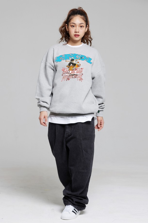 씨알에스디엘 파이어 온더 보드 스케이트 맨투맨 (기모 OR 논기모)은 캐주얼, 스트릿, 미니멀 스타일을 즐기는 분들을 위한 오버핏 맨투맨입니다. 부드러운 촉감의 면 소재로 제작되었으며, 안감은 기모 처리되어 가을, 겨울철에도 따뜻하게 착용할 수 있습니다. 그레이 컬러에 스케이트보드 그래픽과 로고 프린팅으로 포인트를 더했습니다. 라운드넥, 긴 소매 디자인으로 데일리룩, 집콕룩, 산책룩 등 다양한 TPO에 활용하기 좋습니다. 두꺼운 두께감으로 안정감 있는 착용감을 선사합니다.
