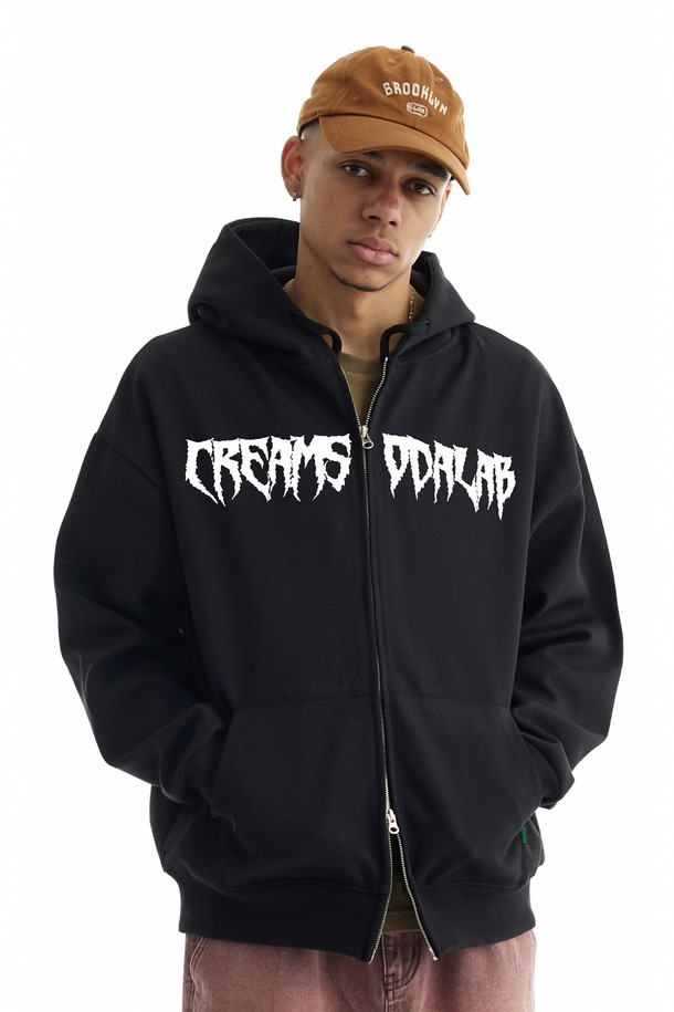 씨알에스디엘 다크 로고 그래픽 집업 후드는 남녀 모두 착용 가능한 오버핏의 블랙 컬러 후드입니다. 가을, 겨울에 적합하며, 두꺼운 두께감으로 따뜻하게 입을 수 있습니다. 부드러운 면 소재로 제작되었으며, 후드 디자인에 집업 형태로 편안하게 착용 가능합니다. 스트릿, 캐주얼 스타일을 즐기는 분들께 추천하며, 그래픽 로고 패턴이 돋보이는 제품입니다. 겨울 데일리룩, 집콕룩, 산책룩 등 다양한 TPO에 활용하기 좋습니다.
