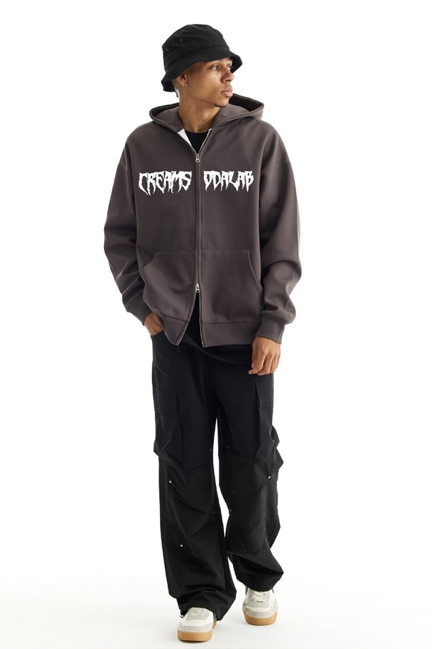 씨알에스디엘 다크 로고 그래픽 집업 후드는 남성용 후드 집업으로, 가을과 겨울에 따뜻하게 입을 수 있습니다. 블랙, 그레이, 차콜 세 가지 색상으로 출시되었으며, 세미 오버핏으로 편안한 착용감을 선사합니다. 면과 폴리에스테르 혼방의 두꺼운 소재로 제작되어 부드러운 촉감을 느낄 수 있으며, 더블 스티치 넥라인, 보강된 후드 스트링, 변형 방지 립 원단, 포인트 라벨 디테일, 앞면 포켓 등 꼼꼼한 디테일이 돋보입니다. 캐주얼, 스트릿, 미니멀 스타일을 즐겨 입는 분들께 겨울 데일리룩, 집콕룩, 산책룩으로 추천합니다.
