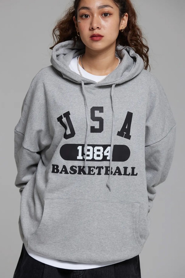 엘에이비 유에스에이 바스켓볼 후드티는 남녀공용으로, 봄, 가을, 겨울에 착용하기 좋은 두꺼운 두께감의 후드티입니다. 90년대 스트릿 패션을 연상시키는 루즈핏 스타일로, 그레이와 블랙 두 가지 색상으로 만나볼 수 있습니다. 면과 폴리에스테르 혼방 소재로 제작되어 부드러운 촉감을 선사하며, 로고 프린트가 돋보입니다. 넓은 바디, A라인 실루엣, 립 원단 마감, 텐터 가공 원단으로 완성되어 겨울 데일리룩에 따뜻함과 스타일을 더합니다. 긴 소매 기장과 후드 디자인으로 보온성을 높였습니다.
