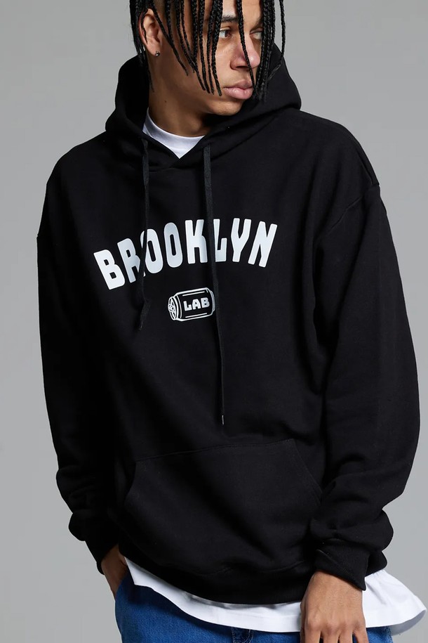 엘에이비 브루클린 네추럴핏 후드티는 70-80년대 미국 대학 스웨트셔츠 후드에서 영감을 받아 디자인된 상의입니다. 남녀 모두 착용 가능하며, 캐주얼 및 스트릿 스타일을 연출하기에 좋습니다. 부드러운 면과 폴리에스테르 혼방 소재로 제작되어 가을, 겨울에 따뜻하게 입을 수 있습니다. 두꺼운 두께감과 네추럴핏, 드롭 숄더 라인으로 편안한 착용감을 선사합니다. 블랙과 그레이 두 가지 색상으로 출시되었으며, 집콕룩이나 겨울 데일리룩으로 활용하기 좋습니다.
