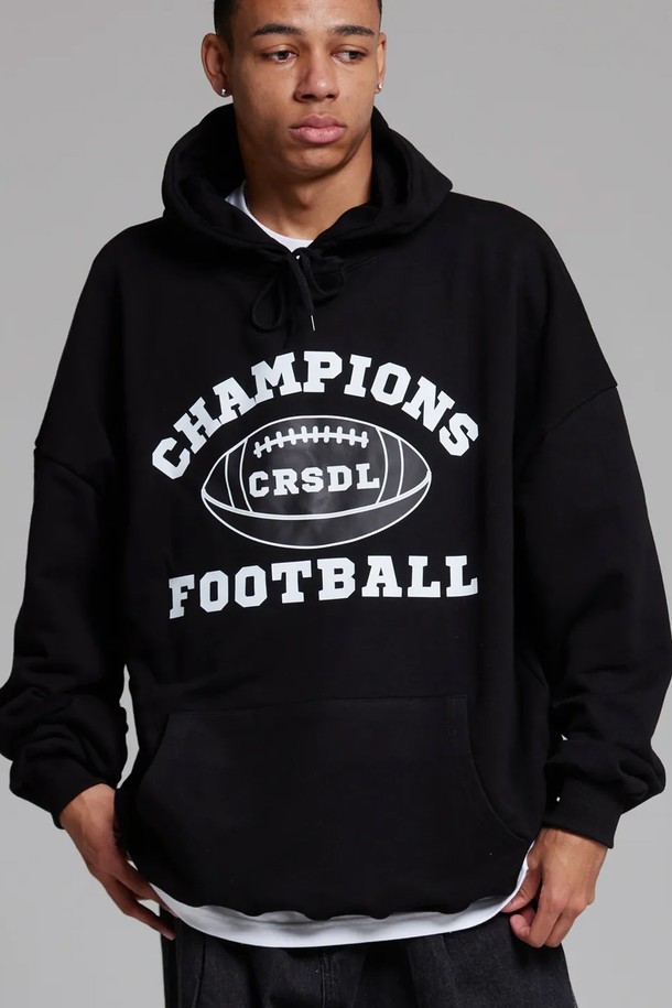 엘에이비 챔피언 풋볼 후드티는 90년대 스트리트 패션을 현대적으로 재해석한 후드티입니다. 부드러운 면과 폴리에스테르 혼방 소재로 제작되어 편안한 착용감을 선사합니다. 루즈핏과 오버핏으로 여유로운 실루엣을 연출하며, 풋볼 패턴 디자인이 특징입니다. 두꺼운 두께감과 긴 소매 기장, 넓은 암홀과 A라인 실루엣, 그리고 내구성이 뛰어난 립 원단을 사용하여 보온성과 활동성을 높였습니다. 두 번의 워싱 가공과 더블 스티치 넥라인 봉제로 튼튼하게 제작되었으며, 넉넉한 통과 긴 기장으로 다양한 스타일을 소화할 수 있습니다.
