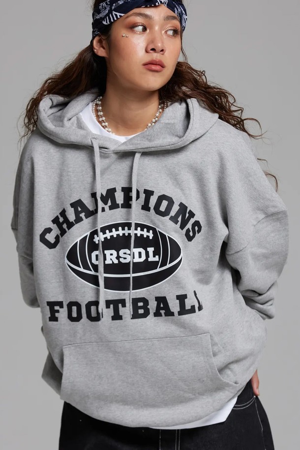 엘에이비 챔피언 풋볼 후드티는 남녀공용으로, 가을과 겨울에 따뜻하게 착용하기 좋은 후드티입니다. 부드러운 면과 폴리에스테르 혼방 소재로 제작되어 편안한 착용감을 선사하며, 안감은 기모 처리되어 보온성을 높였습니다. 루즈핏으로 제작되어 활동성이 뛰어나고, 90년대 스트릿 패션을 연상시키는 스포티, 스트릿, 캐주얼 스타일 연출에 적합합니다. 챔피언/풋볼 테마 디자인과 로고, 프린트, 두꺼운 두께감, 긴 소매, 강화된 립 마감, 내구성 있는 드로우스트링, 이중 스티치 넥라인 등의 특징을 갖추었습니다.
