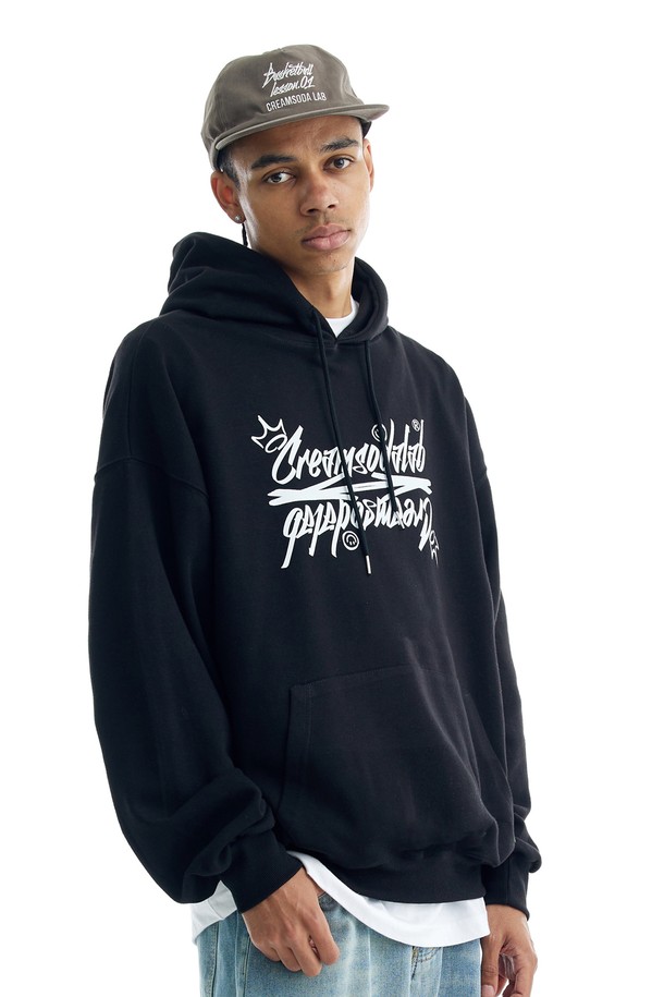 엘에이비 씨알에스디엘 레터링 후드티는 부드러운 면과 폴리에스테르 혼방 소재로 제작되어 편안한 착용감을 선사합니다. 후드 깊이감이 있는 디자인과 목선 이중 스티치, 견고한 스트링 팁 마감으로 완성도를 높였습니다. 신축성 있는 립원단을 사용하여 활동성을 더했으며, 오버핏으로 캐주얼하고 트렌디한 스타일을 연출할 수 있습니다. 블랙과 그레이 두 가지 컬러로 출시되어 다양한 룩에 매치하기 좋으며, 집콕룩, 동네 마실룩, 겨울 데일리룩 등 폭넓게 활용 가능합니다. 견고한 스티치 마감으로 튼튼하게 제작되어 오랫동안 즐겨 입을 수 있습니다.
