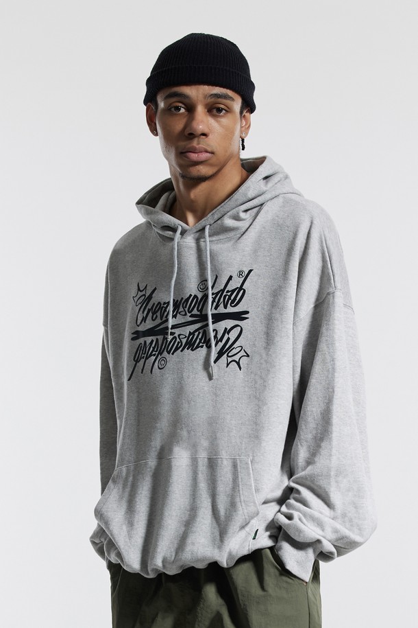 엘에이비 씨알에스디엘 레터링 후드티는 캐주얼, 스트릿, 미니멀 스타일을 즐기는 분들을 위한 겨울 필수 아이템입니다. 부드러운 면 소재에 기모 안감으로 제작되어 뛰어난 착용감을 선사하며, 두꺼운 두께감으로 한겨울 추위에도 따뜻하게 입을 수 있습니다. 넉넉한 후드 깊이와 견고한 스트링 팁, 립(시보리) 밑단, 더블 스티치 넥라인 등의 디테일이 돋보입니다. 세미 오버핏으로 편안하게 떨어지는 핏을 제공하며, 레터링 패턴이 포인트로 들어가 밋밋함을 덜어줍니다. 일상, 집콕, 산책 등 다양한 TPO에 활용하여 개성 있는 겨울 데일리룩을 연출해보세요.
