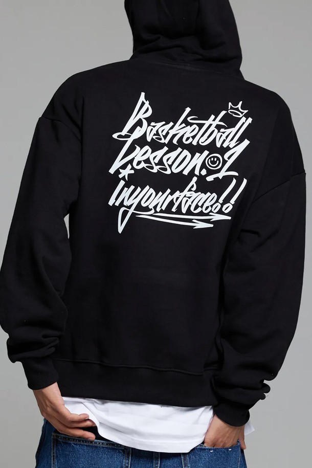 엘에이비 바스켓볼 레슨원 후드티는 가을, 겨울 시즌에 어울리는 공용 후드티입니다. 부드러운 촉감의 면과 폴리에스테르 혼방 소재로 제작되어 보온성이 뛰어나며, 플리스 안감으로 포근함을 더했습니다. 70-80년대 빈티지 후드 디자인과 드롭 숄더, 오버핏 스타일로 캐주얼하고 스포티한 무드를 연출합니다. 이중 스티치 넥라인과 리브드 원단, 변형방지 처리로 내구성을 높였으며, 일상, 집콕, 산책 등 다양한 TPO에 활용하기 좋습니다. 그레이 블랙, 블랙 두 가지 색상으로 출시되었습니다.
