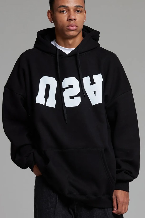 **엘에이비 리버스 유에스에이 후드티**는 90년대 스트릿 패션을 현대적으로 재해석한 남성용 상의입니다. 두꺼운 면 소재로 제작되어 보온성이 뛰어나며, 봄, 가을, 겨울 계절에 활용하기 좋습니다. 루즈핏과 오버핏으로 편안한 착용감을 선사하며, 넓은 실루엣과 A라인 실루엣이 특징입니다. 후드 디자인과 긴소매, 로고 패턴으로 캐주얼하고 스트릿한 스타일을 연출합니다. 겨울 데일리룩, 집콕룩, 동네 마실룩 등 다양한 TPO에 활용 가능하며, 부드러운 촉감과 리브 원단 밑단 마감으로 편안함을 더했습니다.
