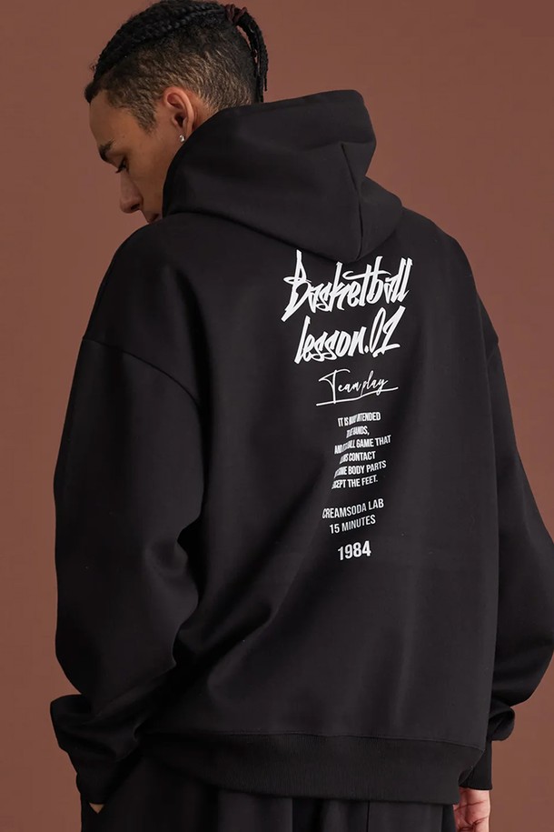 엘에이비 쿼터 팀플레이 후드티는 남녀 공용으로, 가을과 겨울에 따뜻하게 입을 수 있는 캐주얼 & 스트릿 스타일의 후드티입니다. 부드러운 면과 폴리에스테르 혼방 소재로 제작되어 포근한 촉감을 선사하며, 두꺼운 두께감으로 보온성을 높였습니다. 세미 오버핏으로 편안한 착용감을 제공하며, 블랙, 화이트, 그레이 세 가지 기본 색상으로 출시되었습니다. 이중 스티치 넥라인과 립원단 보강, 튼튼한 후드 스트링 마감으로 내구성을 높여 오랫동안 즐겨 입을 수 있습니다. 일상, 집콕, 산책 등 다양한 상황에서 스타일리시하게 연출해보세요.
