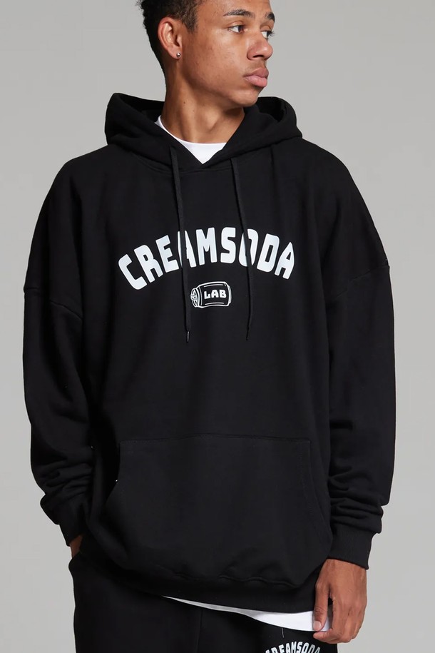 엘에이비 오지 아크로고 후드티는 남녀 모두 착용 가능한 루즈핏 후드티입니다. 가을, 겨울에 적합하며, 부드러운 촉감의 면과 폴리에스테르 혼방 소재로 제작되어 편안한 착용감을 선사합니다. 그레이와 블랙 두 가지 색상으로 출시되었으며, 스트릿, 캐주얼 스타일을 연출하기 좋습니다. 텐터 가공 원단과 더블스티치 네크라인, 강화된 끈팁, 리브 원단 밑단 등의 디테일로 내구성을 높였습니다. 겨울 데일리룩, 집콕룩, 산책룩 등 다양한 TPO에 활용할 수 있습니다.
