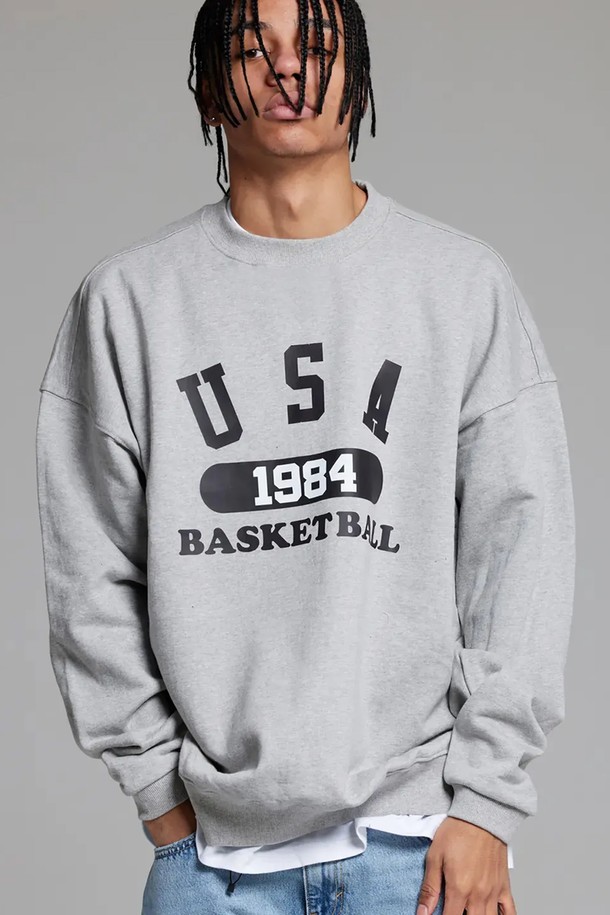 엘에이비 유에스에이 바스켓볼 맨투맨은 90년대 스트릿 감성을 담아낸 레트로 핏 맨투맨입니다. 남성용이며, 부드러운 촉감의 면, 폴리에스테르 혼방 소재로 제작되어 봄, 가을, 겨울에 착용하기 좋습니다. 루즈핏에 라운드넥 디자인으로 편안한 착용감을 제공하며, 두꺼운 두께감으로 따뜻함을 더했습니다. 그레이 컬러에 로고 프린트가 돋보이며, 넓은 어깨 라인과 A라인 실루엣이 특징입니다. 일상, 동네 마실룩, 겨울 데일리룩 등 다양한 TPO에 맞춰 스포티, 스트리트, 캐주얼 스타일을 연출할 수 있습니다.
