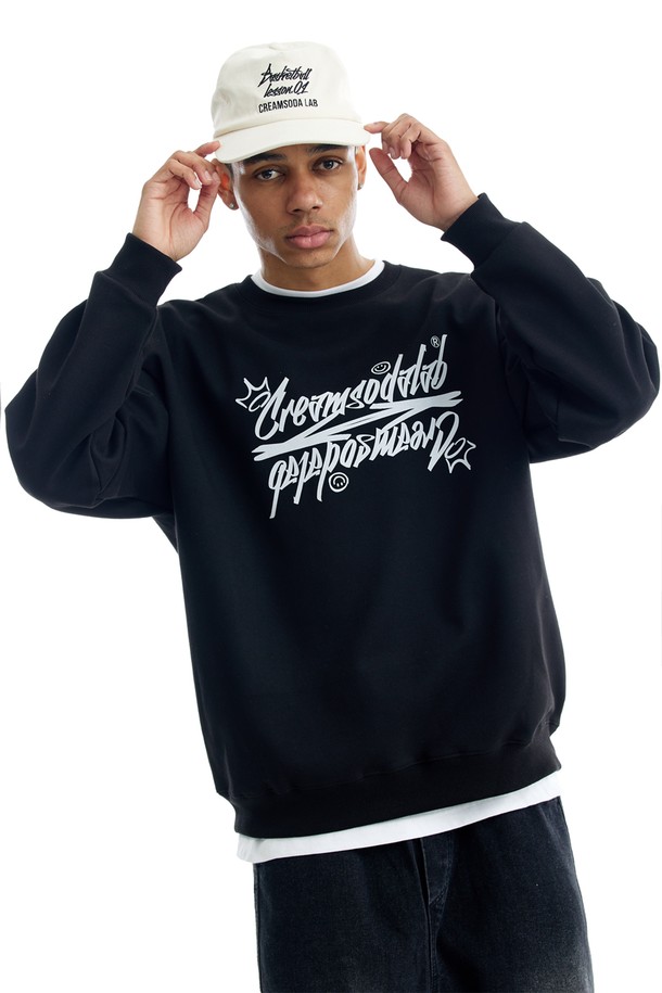 엘에이비(L.A.B) CRSDL 레터링 맨투맨은 남녀 공용으로 제작되어 일상에서 편안하게 착용하기 좋은 상의입니다. 봄, 가을, 겨울, 세 계절 활용 가능하며, 캐주얼 및 스트릿 스타일을 연출하기 좋습니다. 블랙 컬러의 오버핏 라운드넥 디자인에, 두꺼운 면 소재와 안감 기모로 제작되어 보온성이 뛰어납니다. 텐터가공 및 텀블워싱 가공 처리를 하여, 부드러운 촉감과 변형을 최소화한 것이 특징입니다. 캐주얼, 스트리트, 미니멀 스타일을 즐기는 분들께 겨울 데일리룩, 집콕룩, 산책룩으로 추천합니다.
