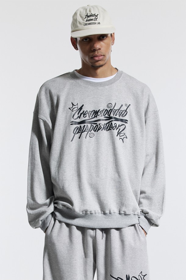 엘에이비 씨알에스디엘 레터링 맨투맨은 남녀 모두 착용 가능한 베이직하고 캐주얼한 스타일의 상의입니다. 부드러운 촉감의 면과 폴리에스테르 혼방 소재로 제작되었으며, 봄, 가을, 겨울 3계절 모두 착용 가능합니다. 넉넉한 세미오버핏에 라운드넥 디자인이며, 두꺼운 두께감과 기모 안감으로 따뜻함을 더했습니다. 블랙과 그레이 두 가지 컬러로 출시되었으며, 레터링과 로고 패턴으로 포인트를 주어 겨울 데일리룩, 미니멀, 클래식 스타일 연출에 용이합니다. 넥 라인은 2바늘 커버스티치, 소매단과 밑단은 립 마감 처리되어 있으며 사이드 라벨 디테일까지 더해져 완성도를 높였습니다.
