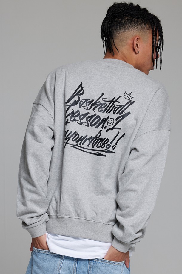 엘에이비 바스켓볼 레슨원 맨투맨은 남성용 상의로, 가을과 겨울에 활용하기 좋은 두꺼운 두께감의 면 소재 맨투맨입니다. 그레이 컬러에 농구 컨셉 디자인의 로고와 프린트 무늬가 돋보이며, 레귤러 핏과 라운드넥 디자인으로 편안한 착용감을 제공합니다. 긴 소매 기장으로 보온성을 높였으며, 부드러운 촉감으로 겨울철 데일리룩, 캐주얼, 스트리트, 미니멀 스타일을 연출하기에 좋습니다.
